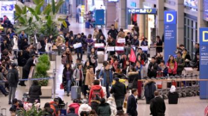 국제선 모바일 탑승권, 바코드 스캔 후 검색대 이동 '간편하네'