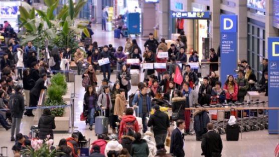 국제선 모바일 탑승권, 바코드 스캔 후 검색대 이동 '간편하네'