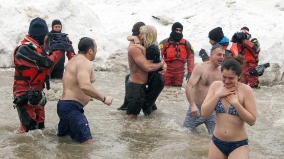 [사진] 레이디 가가, 시카고 북극곰 다이빙 참가, 얼음물 속으로 풍덩~!