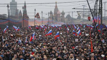 넴초프 추모 7만 인파 "두렵지 않다 … 푸틴 없는 러시아를"
