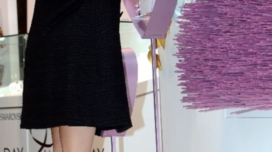 한예슬, 물광 피부+하의실종 패션 '아슬아슬'…"마네킹 저리 가라"