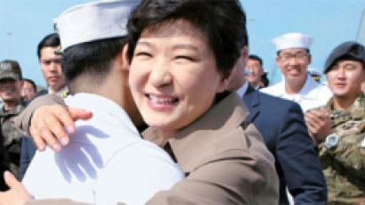 [사진] 청해부대 파병장병 안은 박 대통령 