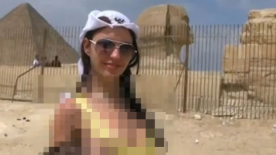 러시아 여성, 피라미드에서 포르노 찍다 딱 걸려