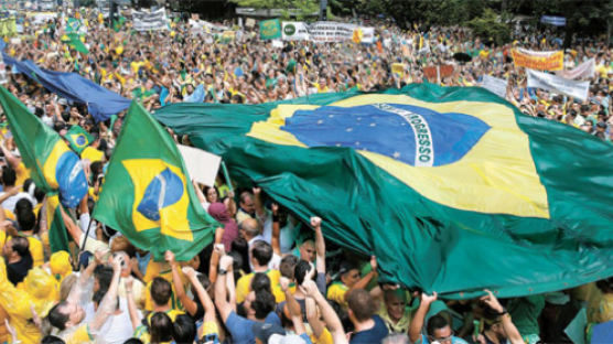 브라질 덮친 뇌물 스캔들 … "호세프 떠나라" 180만 거리로