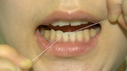 올바른 치실 사용법… 이것만 해도 효과적