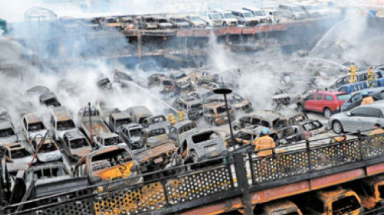 [사진] 부산 중고차 매매단지 화재 … 5시간 사투 뒤 소방관 '컵라면 식사'