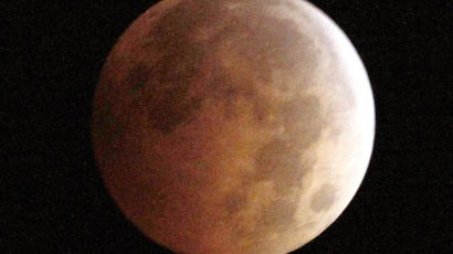 '붉은색'으로 변한 달…미 서부서 관측된 개기월식