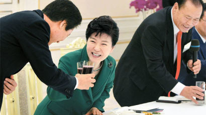 [사진] 박 대통령 “지방의회가 중심 돼 적폐 걷어내야” 