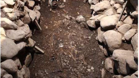 경주 신라 귀족 여성 추정 무덤에서 순장된 남성 발견