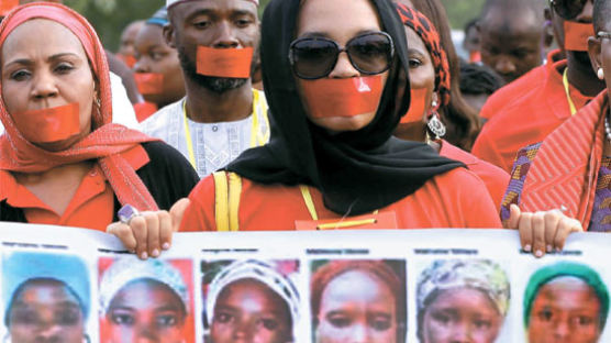[사진] 나이지리아 소녀 276명 보코하람에 피랍 1년 … 석방 침묵시위