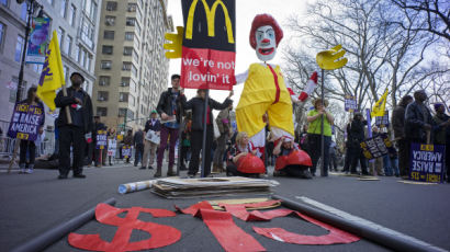 [사진] 패스트푸드점 종사자들, 미국 각지에서 임금 인상 요구 시위