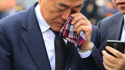 문재인 "총리 해임건의안 검토"…세월호 분향소에선 눈물