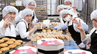 빵 굽고 담고 한 동작씩 분업 … 직원 80% 장애인 뽑은 회사