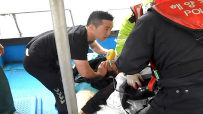 인천 여객선-어선 충돌사고 현장서 해군이 선장 구조