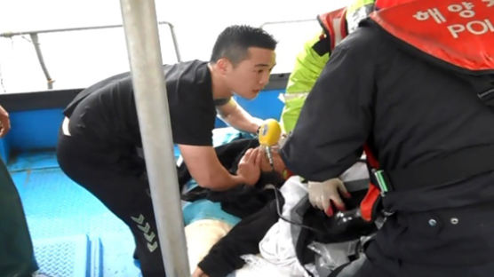 인천 여객선-어선 충돌사고 현장서 해군이 선장 구조