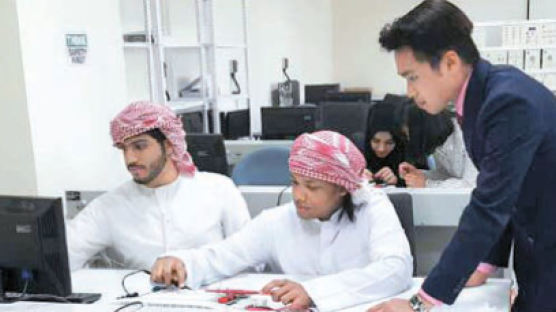 중동 간 청춘들 … "UAE 대학생들 가르치며 창업감각 키워요"