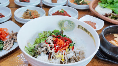 [오늘 점심 뭐 먹지?] 고모네 보리밥 - 도토리묵 툭 썰어 채소와 비벼먹는 별미