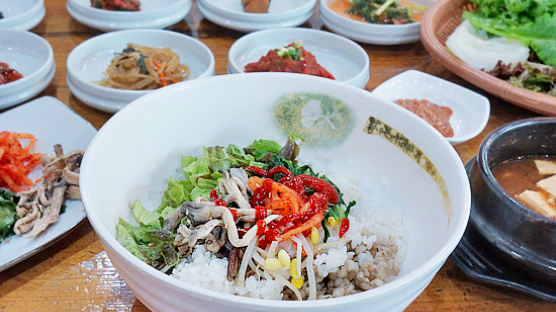 [오늘 점심 뭐 먹지?] 고모네 보리밥 - 도토리묵 툭 썰어 채소와 비벼먹는 별미