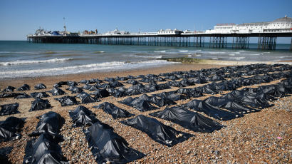 영국 브라이튼 해변에 시체 가방 200개…난민 대책?