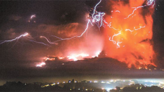 [사진] 칠레 화산 42년 만에 폭발 