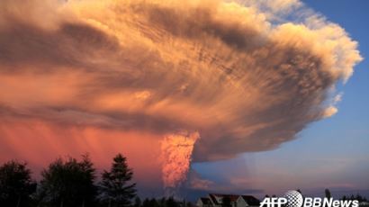 칠레 칼부코 화산 분출…비상사태 