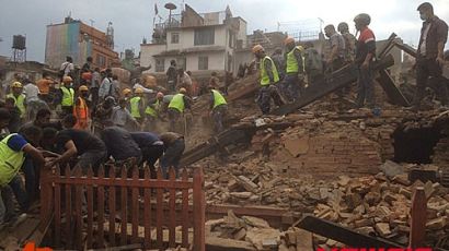 네팔 규모 7.9 강진 발생…"1120명 이상 사망, 80년 만에 최악의 참사 될 수도" 