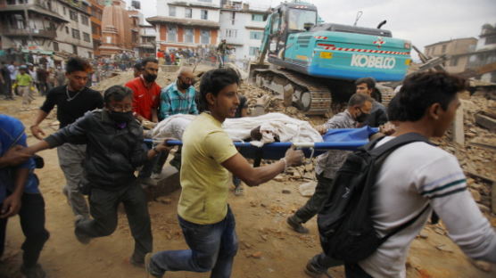 [사진으로 본 현장] 네팔 7.9 강진…지진 잔해 속 생존자 수색