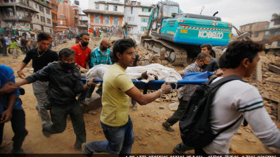[최형규 특파원 네팔 지진 현장을 가다] 공포의 카트만두 … 20차례 여진에 수천 명 광장 노숙