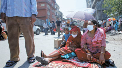 네팔 또 7.3 강진 … 최소 42명 숨지고 1000여 명 부상