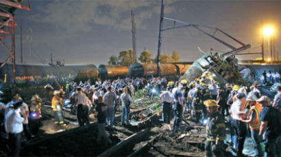 [사진] 필라델피아 열차 탈선 … 6명 사망