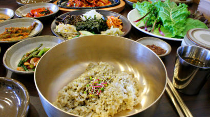 [오늘 점심 뭐 먹지?] 청국장과보리밥 - 놋그릇에 깔끔히 차려진 정갈한 한정식