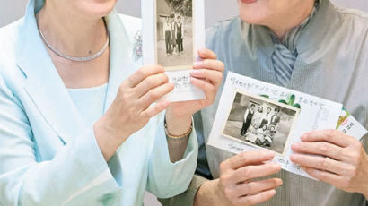 [사진] 50년 전 담임 만난 박 대통령 … 사진 보며 “꿈같은 시절”