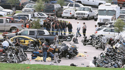 [사진] 텍사스 오토바이 폭주족 총격전 … 9명 숨져