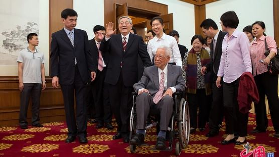 80대의 전 중국 총리, 스승 휠체어 밀며 나타나