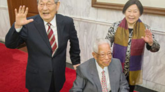 99세 스승 위해 휠체어 미는 87세 주룽지 전 중국 총리