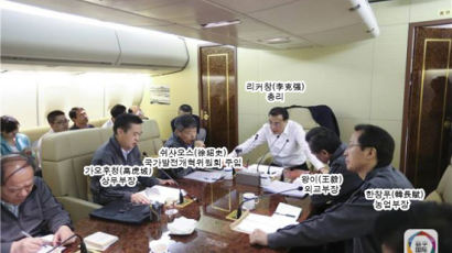 중국 총리 회의 자리에 운동복 차림으로 참석한 장관들