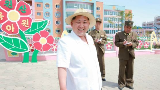 김정은, 북한 어린이날 맞아 반팔 차림으로 고아원 방문
