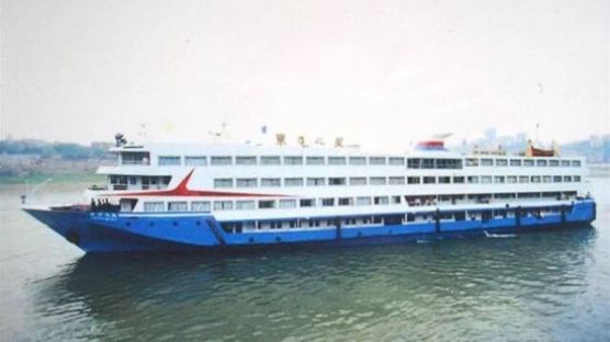 中 양쯔강 여객선 침몰, 400여명 실종…선장·기관사 탈출