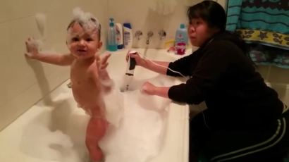 '거품 목욕' 즐기는 우아한 아기…댄스는 엉덩이로?