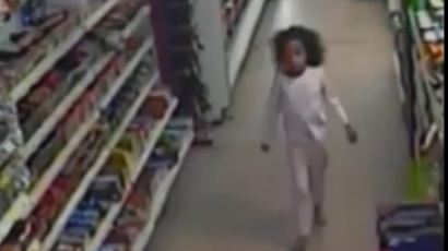 매 맞고 숨지기 전날 밤 맨발로 슈퍼마켓 찾은 7살 소녀…마지막 한 마디 