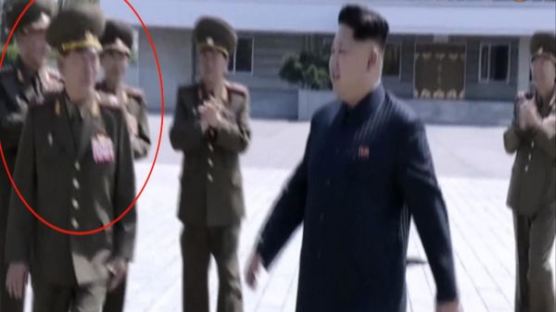[영상] 황병서, 김정은보다 앞서서 걷다가 화들짝 놀라며