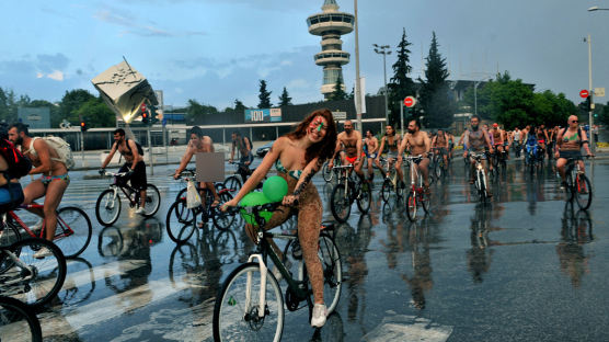 [사진] 옷 벗고 자전거 탄 사람들…환경 지키려? 