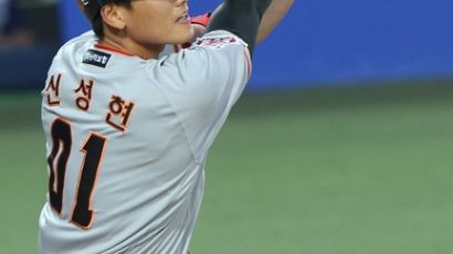 한화 신성현, 만루포… 야구 은인 김성근 감독에게 화답