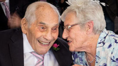 신랑 103세, 신부 91세, 들러리 63세 … 세계 최고령 신혼부부