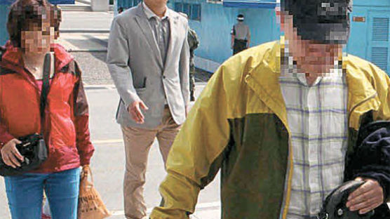 [사진] 북한, 한국인 2명 판문점 통해 송환 