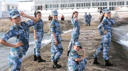 [사진] 남중국해 영유권 분쟁 인공섬의 중국 여군 