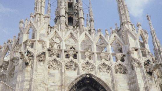 밀라노 두오모 성당에 충돌, 한국인이 날린 드론…꼭대기 첨탑에 충돌