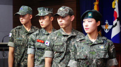 한국군 장병들 어깨에 태극기 단다