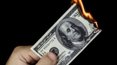 우즈베키스탄에서 지폐를 태운 까닭은