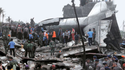 인도네시아 군 수송기 주택가 추락 최소 116명 사망